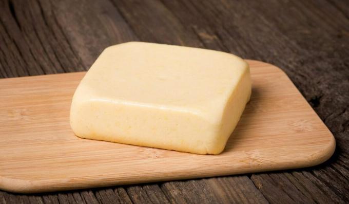 Zelfgemaakte kaas gemaakt van kwark en melk