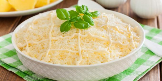 Salade met ingeblikte vis, champignons en kaas: een eenvoudig recept