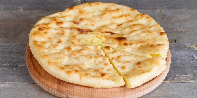Ossetische taart met aardappelen en kaas