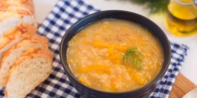 Dikke vleesloze soep met linzen en pompoen