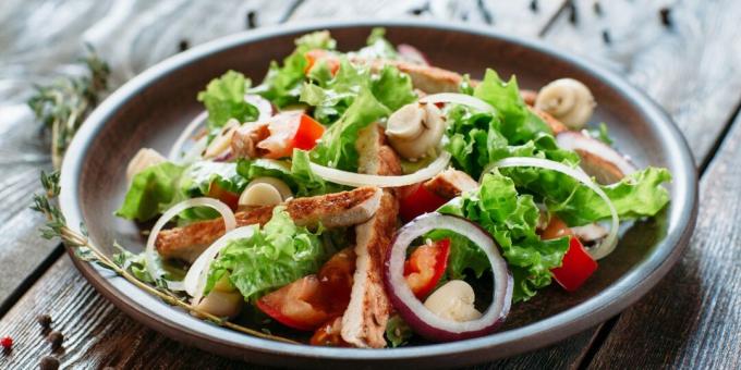 Salade met kip en gemarineerde champignons