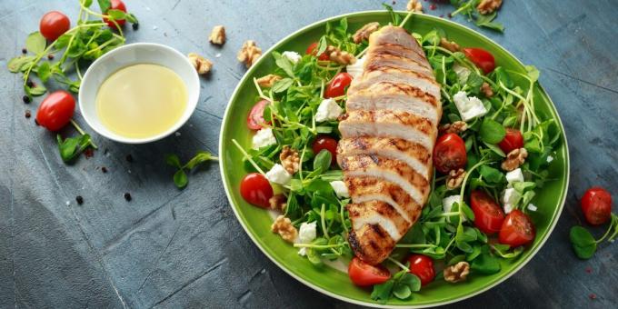 Paleo-weekmenu: gezonde salade met kip, groenten en fetakaas