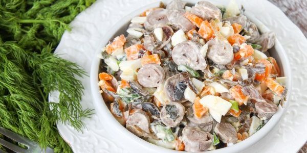 Zeewier salade met kip harten en wortelen
