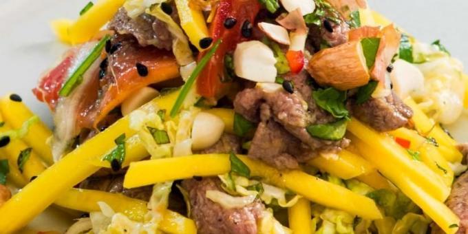 Salade recept met rundvlees, mango, mint en pinda's