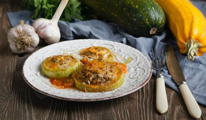 Courgetteringen gevuld met vlees