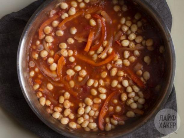 Visstoofpot maken: Giet visbouillon of water in tomatensaus, voeg zout en kikkererwten toe