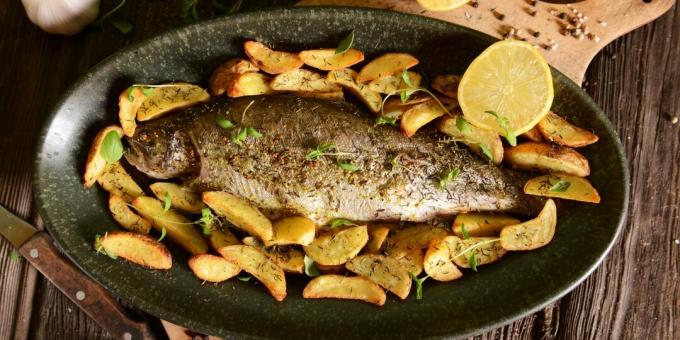 Hoe vis in de oven te koken: forel met aardappelen en knoflook