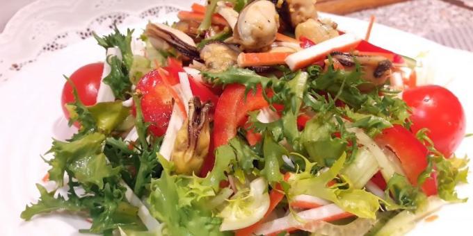 Salade met krab sticks, mosselen, kool, peper en sojasaus