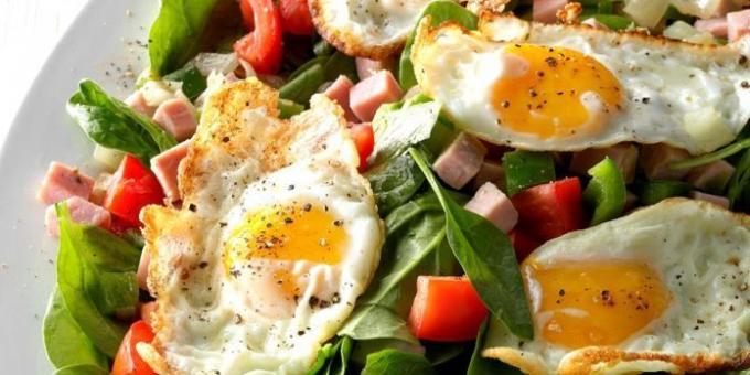 Salade met gebakken ei, spinazie, ham en tomaten