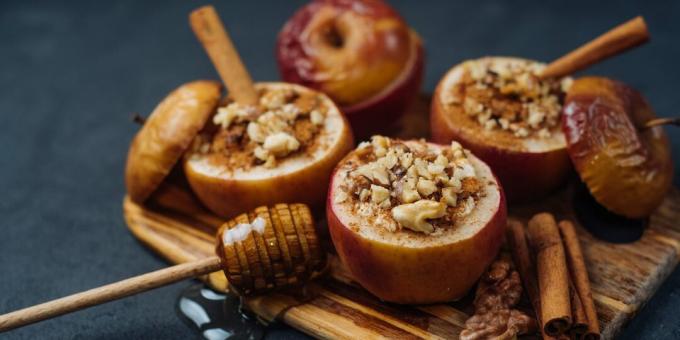 Appels gebakken met honing, noten en rozijnen