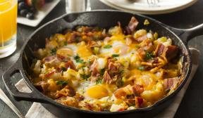 Gebakken eieren met spek, aardappelen en kaas