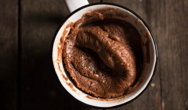 De afgewerkte cupcake in een mok moet een mat oppervlak hebben en licht veerkrachtig