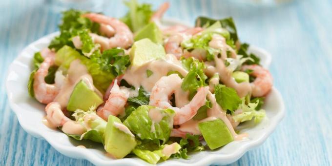 Salade met avocado, garnalen en mosterddressing