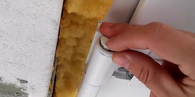 Hoe de kunststof deuren te passen: Installeer kleppen en deksels op hun plaats
