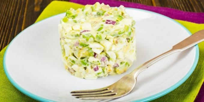 Salade met avocado, eieren en paarse ui