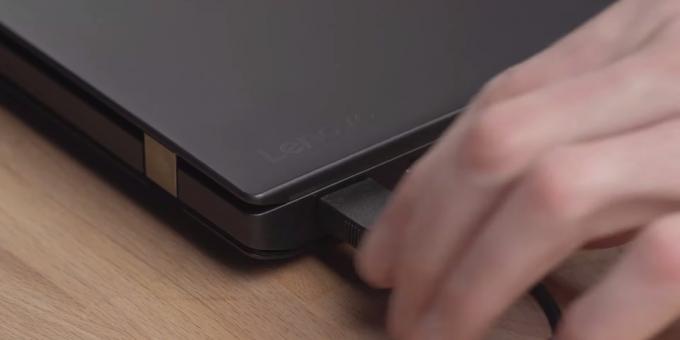 Hoe een SSD op een laptop aan te sluiten: schakel de kabels uit en koppel ze los