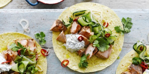 Wat te koken voor het diner: taco's met zalm en kruiden