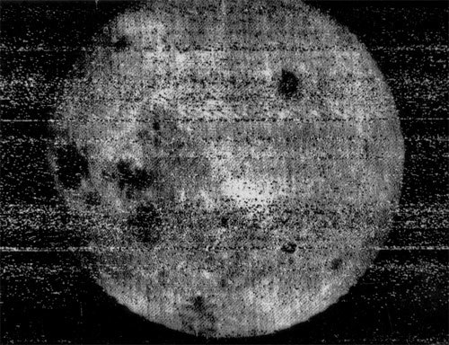 Eerste foto kant van de maan