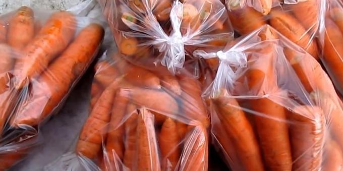 Hoe te wortelen in zakken te slaan: Zet wortelen in plastic zakken en bind ze goed
