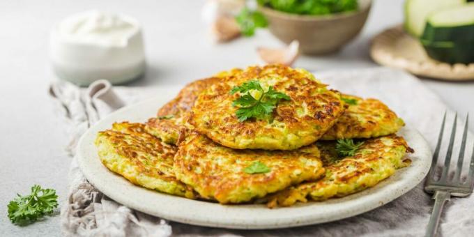 Eenvoudige pannenkoeken van courgette met kaas