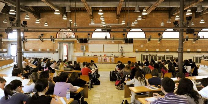 Hoger onderwijs in Italië: de studenten kiezen hun meeste disciplines zijn vrij om te beslissen wanneer ze klaar zijn om examens af te nemen