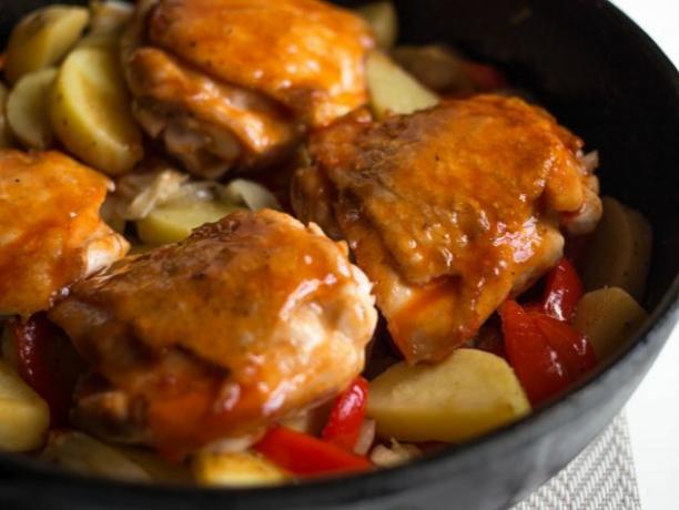 Giet het glazuur over de kip en groenten en zet in de oven