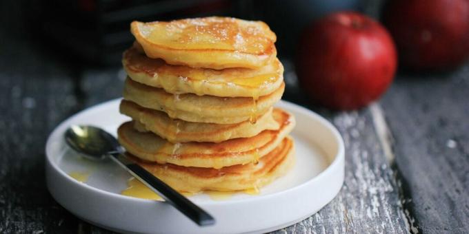 Pannenkoeken met zure room en appels