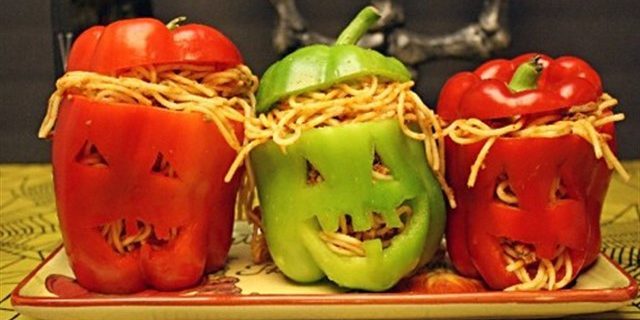 Gerechten voor Halloween: Hoofden van paprika gevuld met spaghetti met vlees