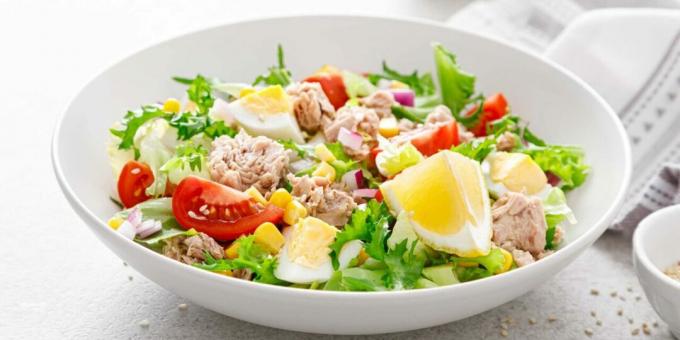 Salade met ingeblikte tonijn, eieren en maïs