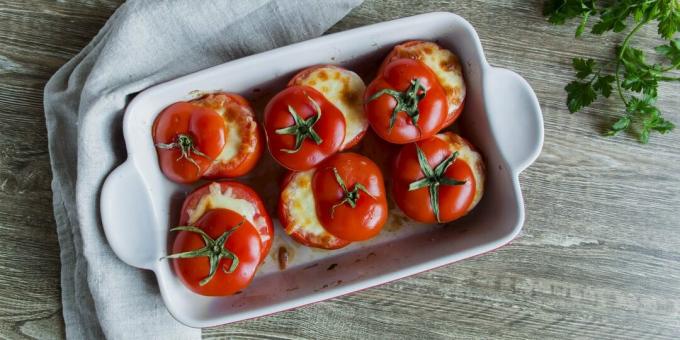 Gevulde tomaten met kipgehakt en kaas