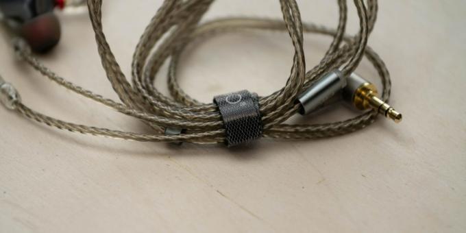 FiiO FH5: kabel is dikker, maar niet minder aangenaam om aan te raken