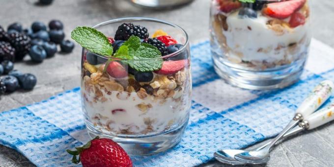 Yoghurt met granola en bessen