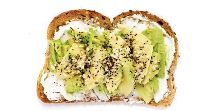 Toast met avocado en roomkaas
