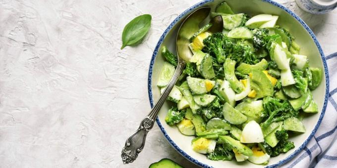 Salade met broccoli, eieren en avocado