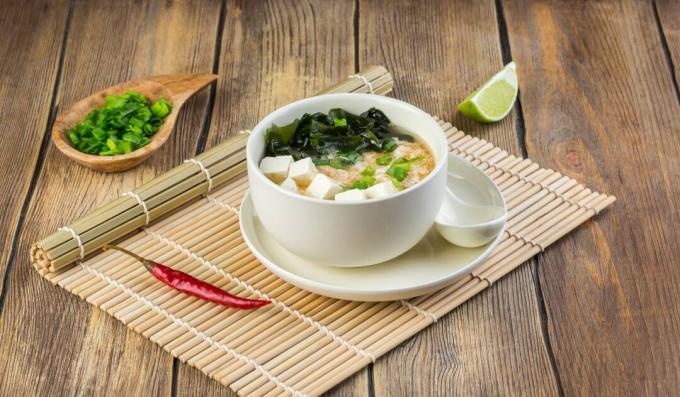 Japanse chankonabe soep met shiitake, tofu en gehaktballetjes