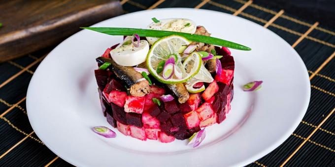 Salade met ingeblikte vis, bieten en wortelen: een eenvoudig recept 