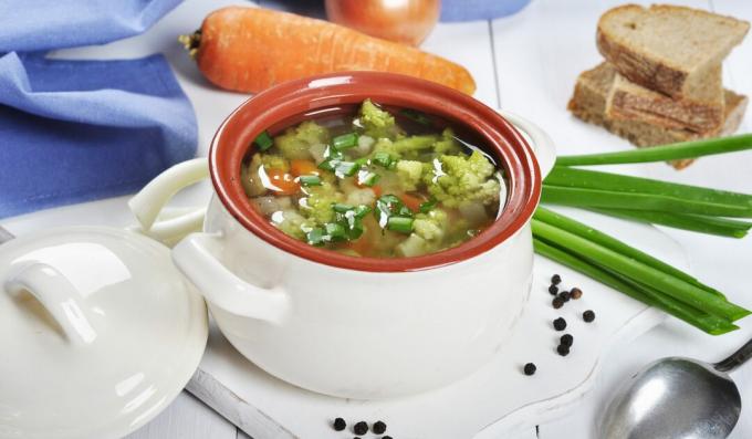 Magere soep met bonen, broccoli en champignons