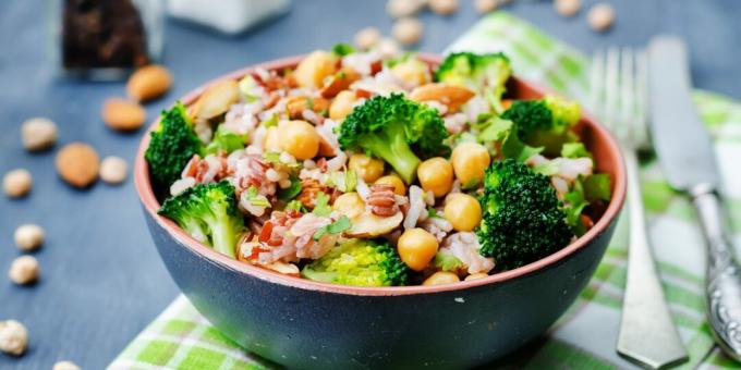 Salade met broccoli, kikkererwten, zilvervliesrijst en citroendressing