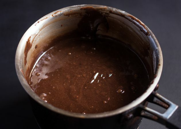 chocolade brownie recept: kneed het deeg niet te lang