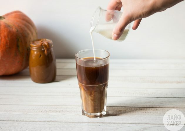 Pumpkin Latte: Giet koffie en melk erbij