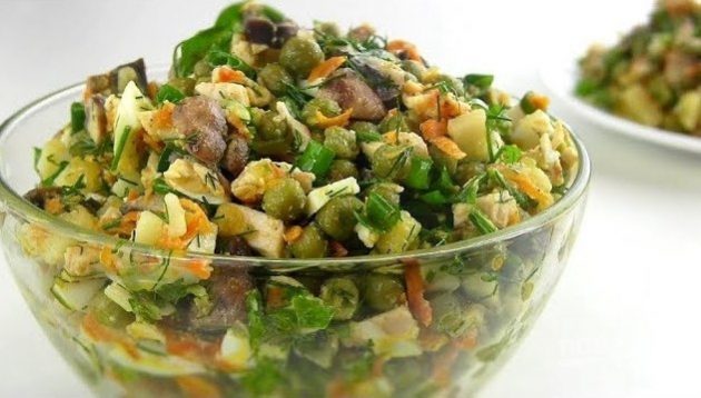 Salade met groene erwten, kip, champignons en aardappelen