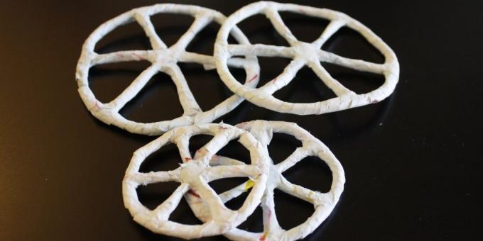 Crafts van pompoen: obkleyte paper wielen