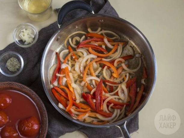 Hoe maak je een visstoofpot: bewaar uien en paprika's in olijfolie