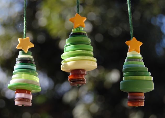 Versieren een kerstboom: speelgoed met hun eigen handen