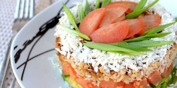Salades zonder mayonaise: bladerdeeg salade met avocado, tomaat en roze zalm