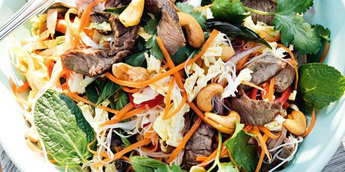 Hoe maak je een salade met rundvlees, rijst, noedels en cashew bereiden