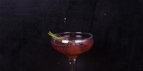 Granaatappelcocktail met champagne en rozemarijn