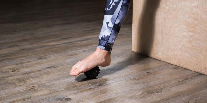 Oefeningen voor platte voeten: Massage bal