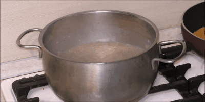 Hoe wordt tarwe pap koken op het fornuis