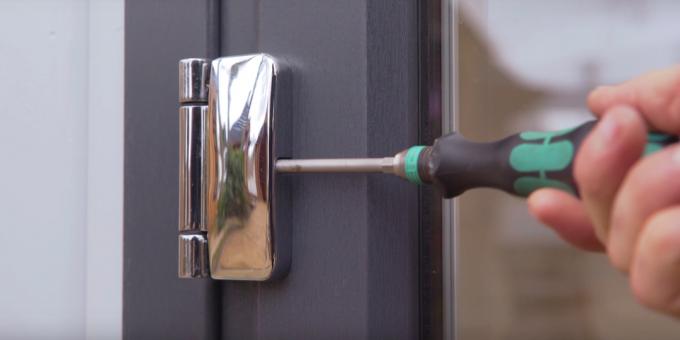 Hoe de plastic deur aan te passen: maak een slag linksom